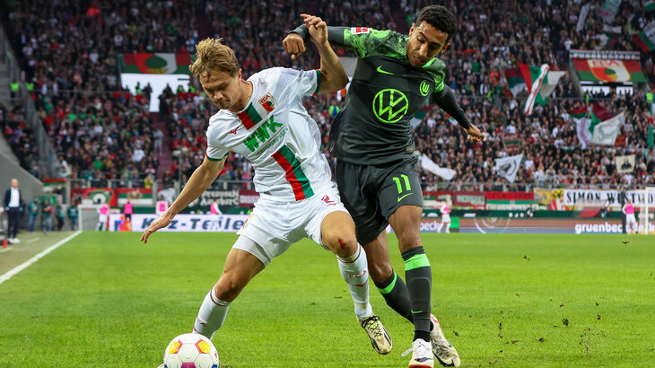 VfL-Wolfsburg-Spieler Tomas in einem Zweikampf im Spiel gegen den FC Augsburg.