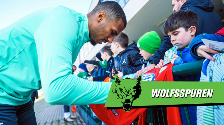 Der VfL-Wolfsburg-Spieler Moritz Jenz schreibt Autogramme.