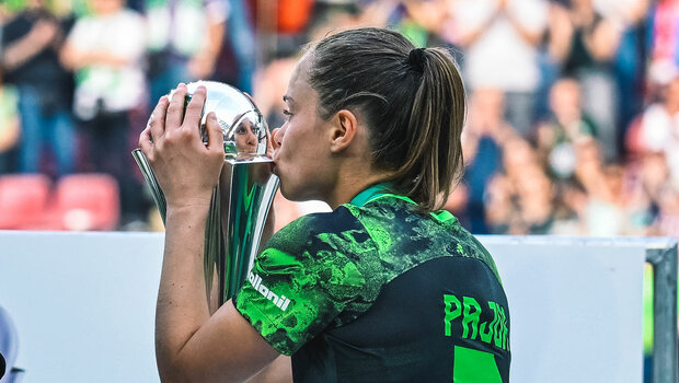 Die Spielerin Ewa Pajor des VfL Wolfsburg küsst den DFB-Pokal.