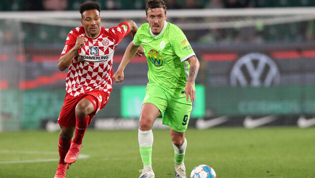 Ein Spieler des VfL Wolfsburg im Zweikampf.