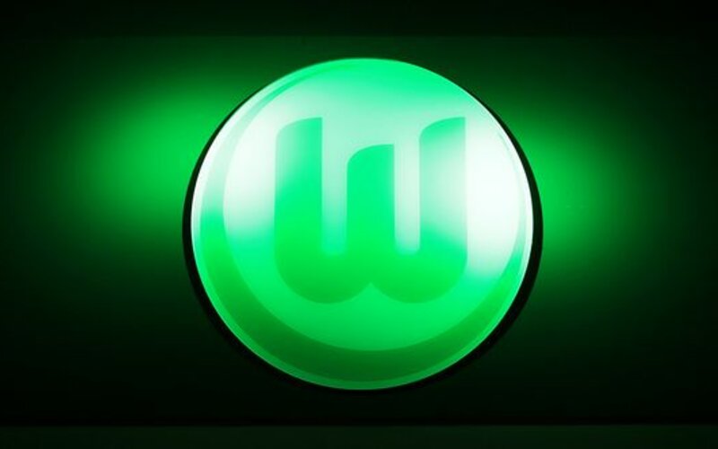 Das Logo vom VfL Wolfsburg leuchtet in grün-weiß.