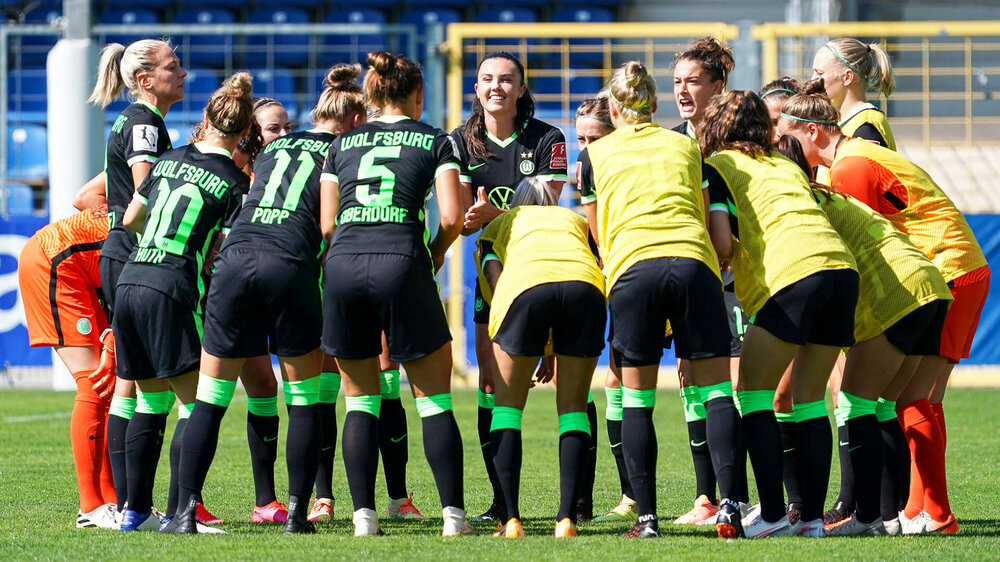 Mannschaftskreis der VfL-Frauen vor einem Auswärtsspiel. 