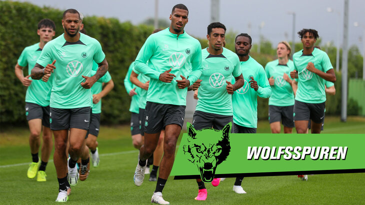 VfL Wolfsburg Spieler beim Lauftraining auf dem Trainingsplatz.