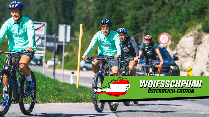 Die Spieler des VfL Wolfsburg machen im Trainingslager eine Fahrradtour.