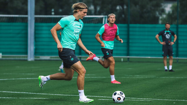 Sebastiaan Bornau beim Sprint mit Ball am Fuß.