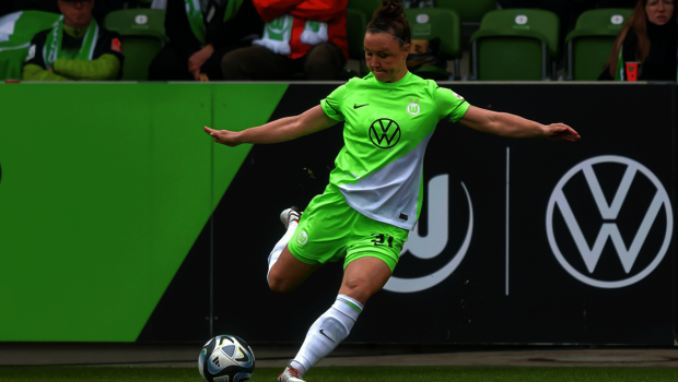 VfL-Wolfsburg-Spielerin Marina Hegering bei einem Schuss im Spiel gegen MSV Duisburg.