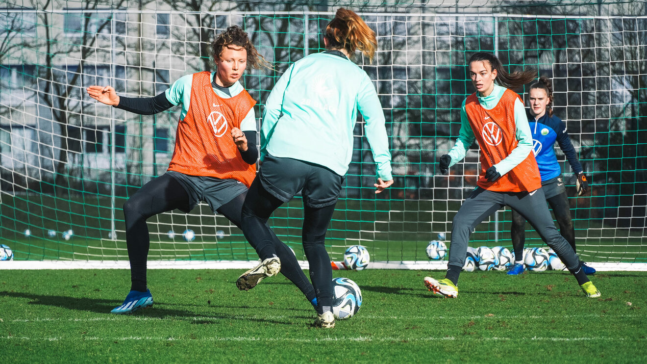 Die VfL Wolfsburg Frauen in einem Trainingsspiel.