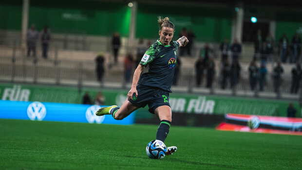 VfL-Wolfsburg-Spielerin Lynn Wilms schießt den Ball.