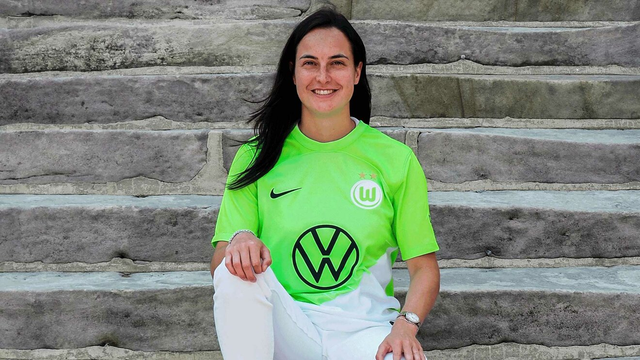 VfL-Wolfsburg-Neuzugang Caitlin Dijkstra sitzt auf der Treppe VfL-Wolfsburg-Neuzugang Caitlin Dijkstra sitzt auf der Treppe und lacht in die Kamera.