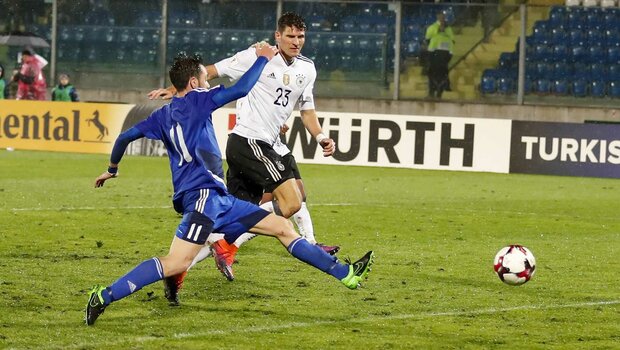 Ehemaliger VfL-Wolfsburg-Spieler Gomez im Zweikampf mit einem Gegenspieler im Trikot der Nationalmannschaft.