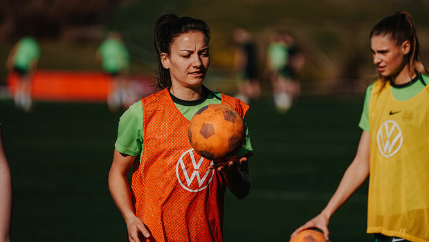 VfL-Wolfsburg-Spielerin Joelle Wedemeyer hält einen Ball in der Hand.