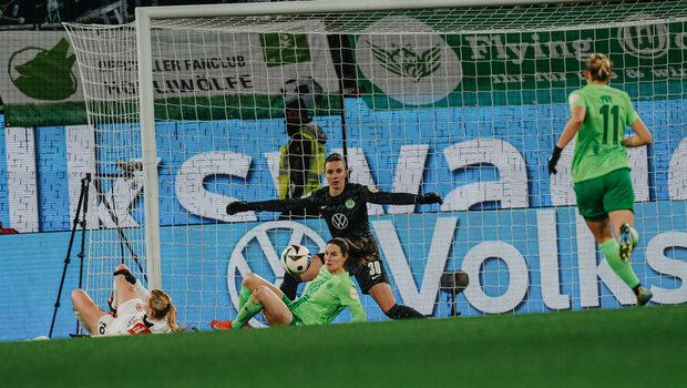 Die VfL-Wolfsburg-Spielerin Anneke Borbe bei einer Parade.