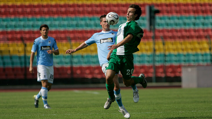 Ein U19 VfL-Wolfsburg-Spieler nimmt den Ball an im Pokalfinale 2007.