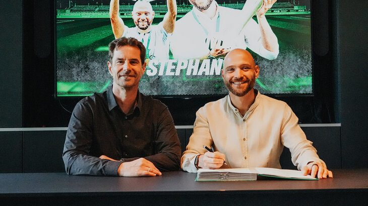 Der neue VfL-Trainer der Frauenmannschaft Stepahn Lerch unterscheibt seinen Vertrag.