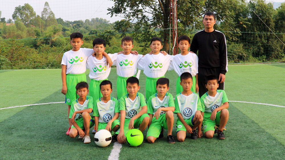 Die Kinder aus der Region Lang Son in Vietnam mit VfL-Trikots  auf einem Gruppenbild.