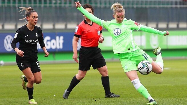 Popp tritt beherzt gegen den fliegenden Ball im Spiel der VfL Wolfsburg Frauen gegen Freiburg.