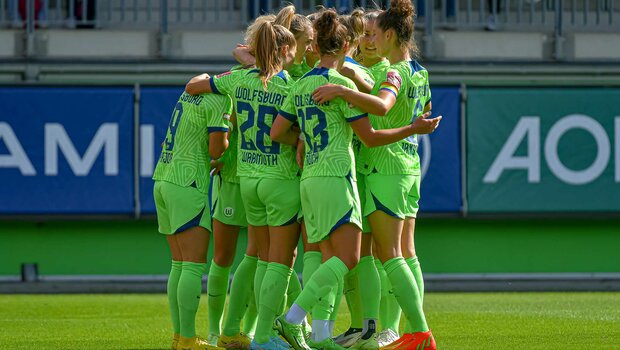 Die Frauenmannschaft des VfL Wolfsburg freut sich über das gelungene Tor.