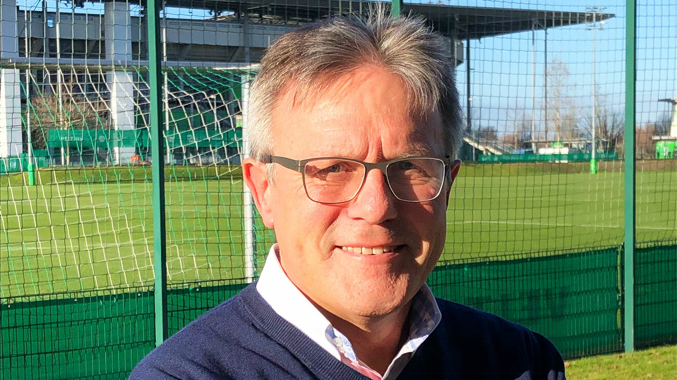 Ulrich Thorke, ehemaliger Spieler des VfL Wolfsburg vor dem Trainings Gelände.