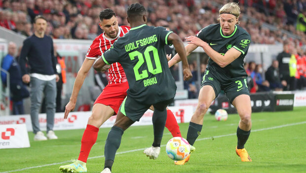 Der VfL-Wolfsburg-Spieler Ridle Baku im Zweikampf um den Ball.