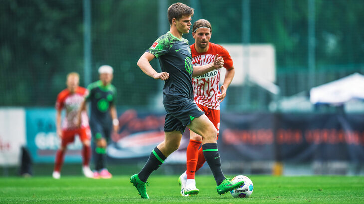 Boerset dribbelt im Spiel gegen den SC Freiburg den Ball.