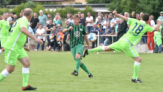 Ein Spieler aus dem Traditionsteam des VfL Wolfsburg nimmt mit seinem linken Bein den Ball an.