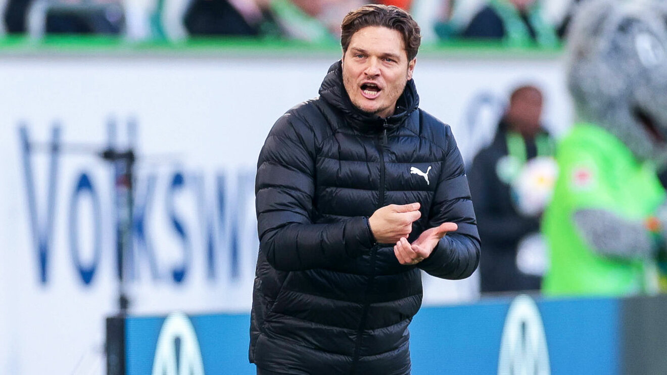 Der Dortmund-Trainer Edin Terzic gibt Anweisungen.