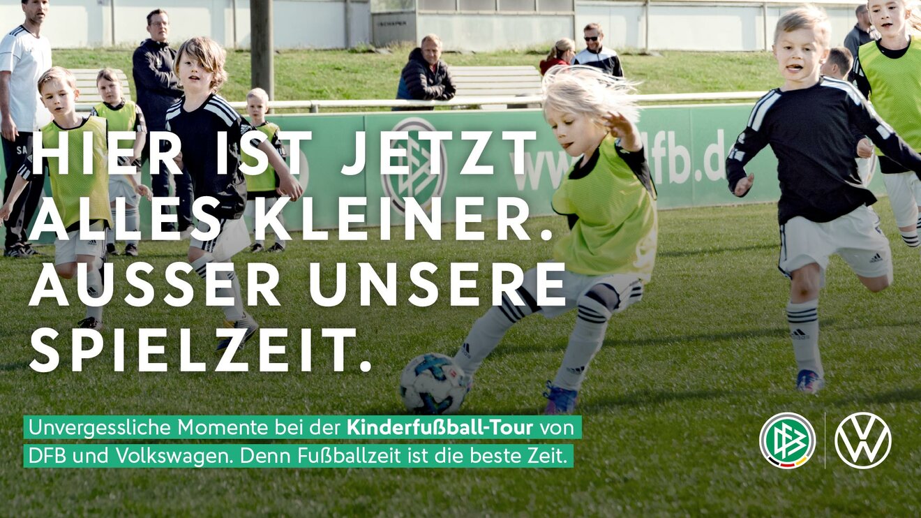 Kinder spielen Fußball. Davor ist der Schriftzug „Hier ist jetzt alles kleiner. Außer unsere Spielzeit.“. Daneben sind die Logos des DFB und Volkswagen.