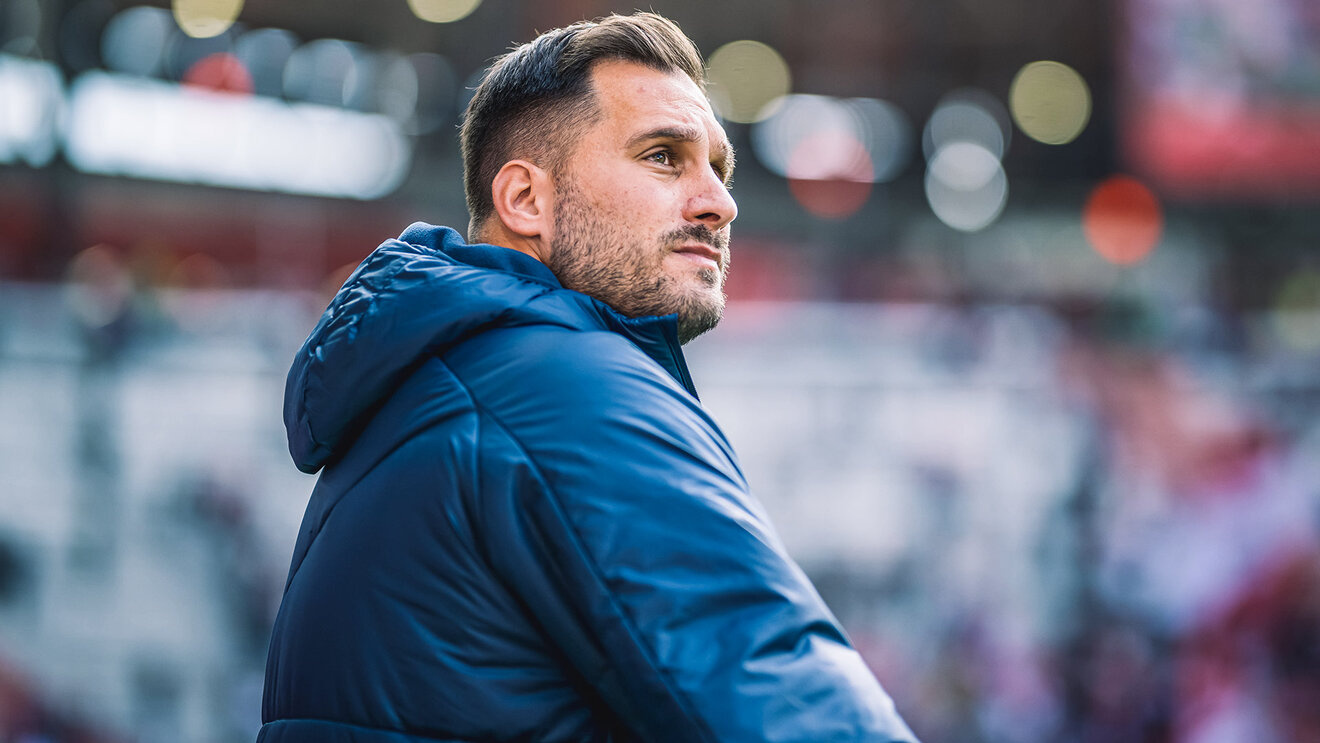 RB-Leipzig-Frauentrainer Saban Uzun schaut in die Ferne.