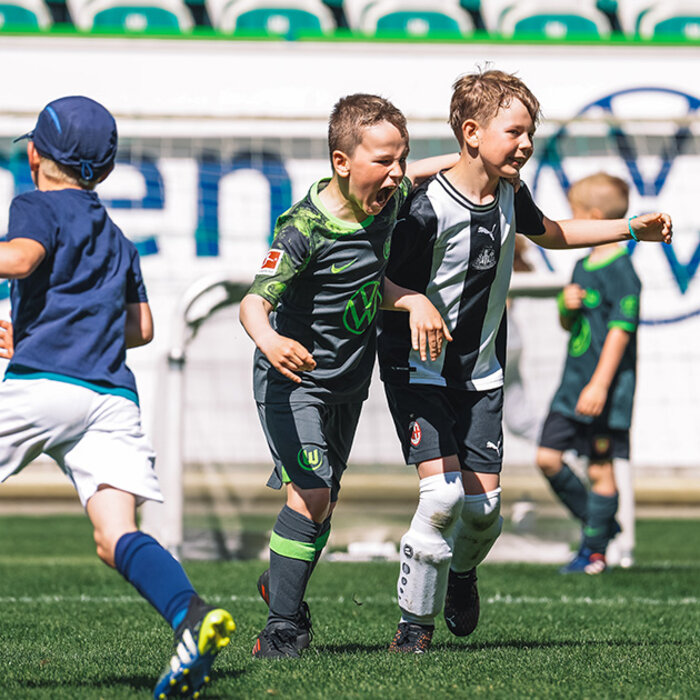 Kinder bejubeln ihren Treffer beim VfL Wolfsburg.