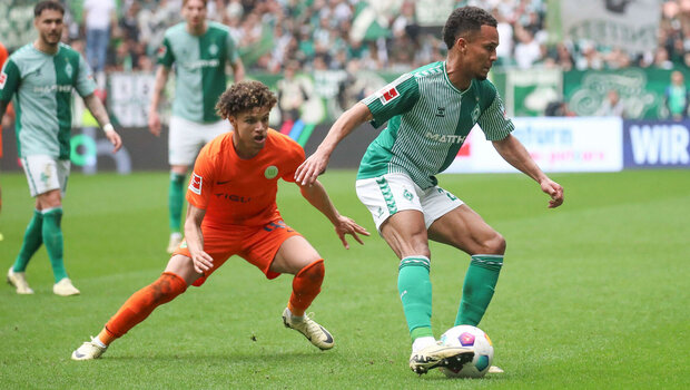 Der VfL-Wolfsburg-Spieler Kevin Paredes im Zweikampf um den Ball.