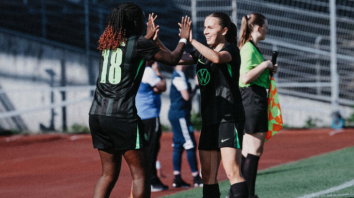 Spielerinnen der U20 vom VfL-Wolfsburg klatschen sich ab.