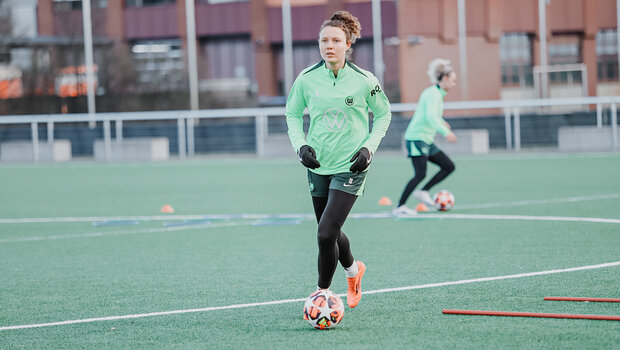 Eine VfL-Spielerin läuft mit dem Ball vor sich über den Trainingsplatz.