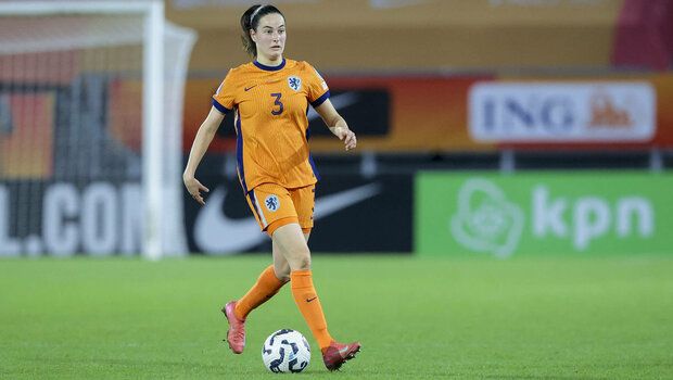 VfL Wolfsburg Spielerin Caitlyn Dijkstra auf dem Spielfeld im Trikot der niederländischen Nationalmannschaft.