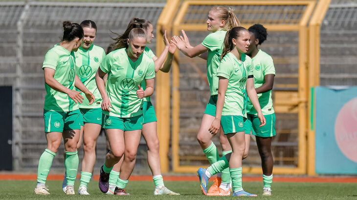 Die U20-VfL-Wolfsburg-Spielerinnen klatschen sich ab.