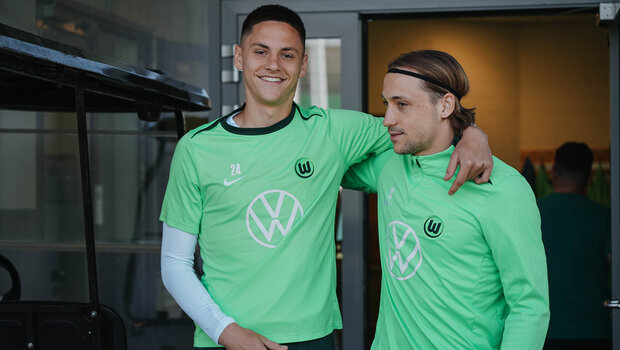 Der VfL-Wolfsburg-Spieler Bence Dardai lächelt.