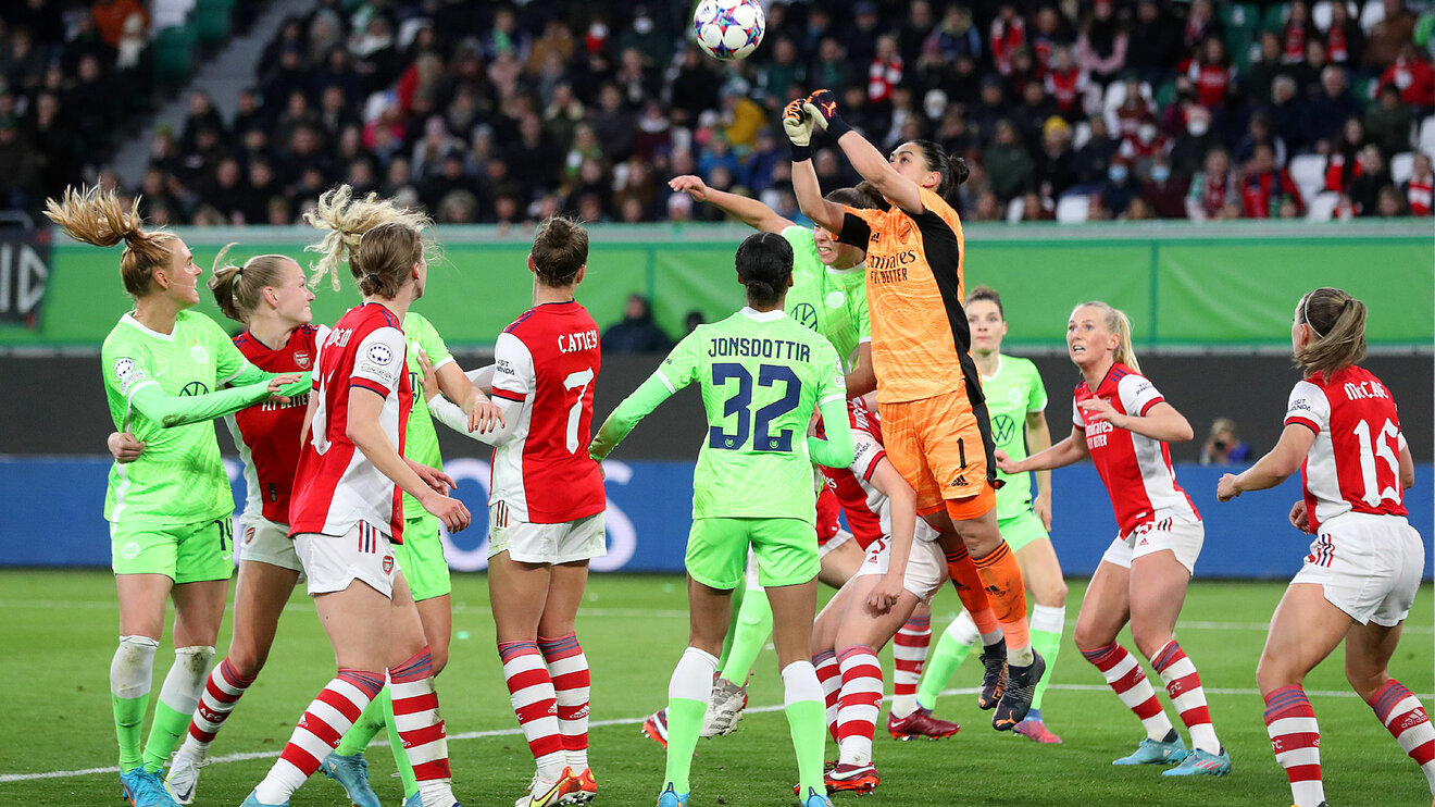 Spielszene aus dem Strafraum der Londoner im UWCL Spiel der VfL Wolfsburg Frauen gegen Arsenal - die Torfrau aus London springt hoch, um den Ball abzuwehren.