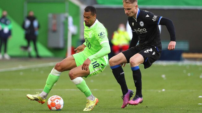 Unser Torschützen-Wolf Lukas Nmecha am Ball im Zweikampf mit einem Bielefelder.