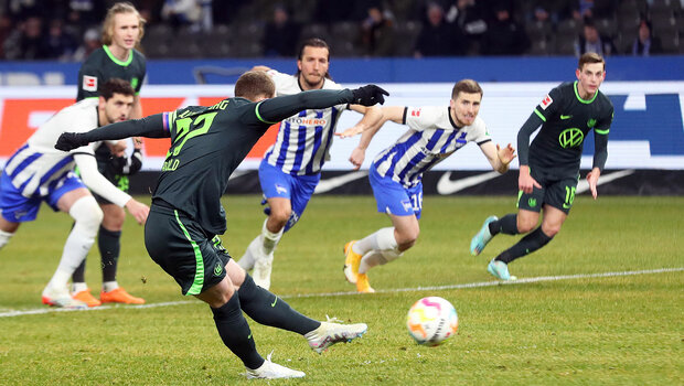 Der VfL-Wolfsburg-Spieler Maximilian Arnold schießt aufs Tor gegen Hertha BSC.
