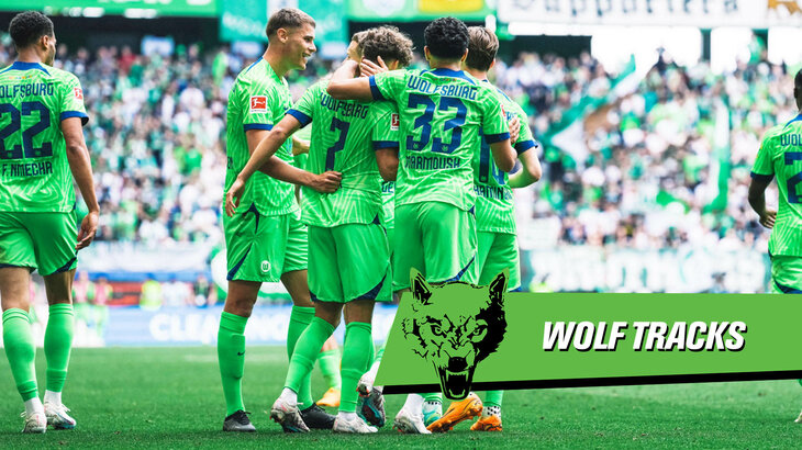 Die VfL Wolfsburg Lizenzmannschaft jubelt in der Heimstätte und das Bild ist mit der Unterschrift "Wolf Tracks" versehen..