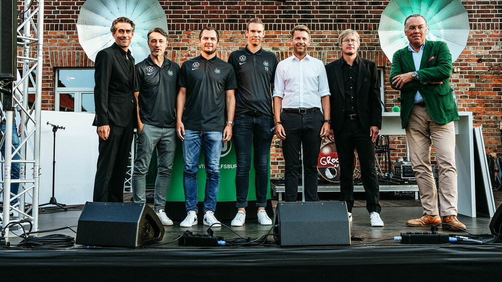 Michael Meeske, Niko Kovac, Marcel Schäfer, Tommy Stroot und Tim Schumacher vom VfL Wolfsburg stehen mit Dennis Weilmann auf der Bühne.