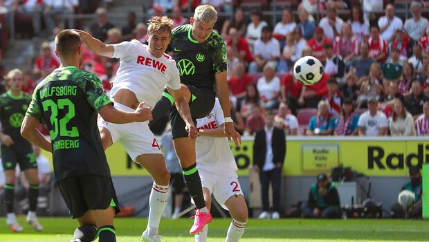 VfL-Wolfsburg-Spieler Wind bei einem Torschuss gegen Köln.