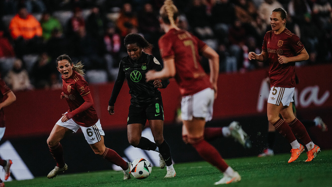 VfL-Wolfsburg-Spielerin Lineth Beerensteyn im Zweikampf.