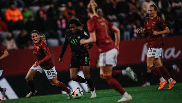 VfL-Wolfsburg-Spielerin Lineth Beerensteyn im Zweikampf.