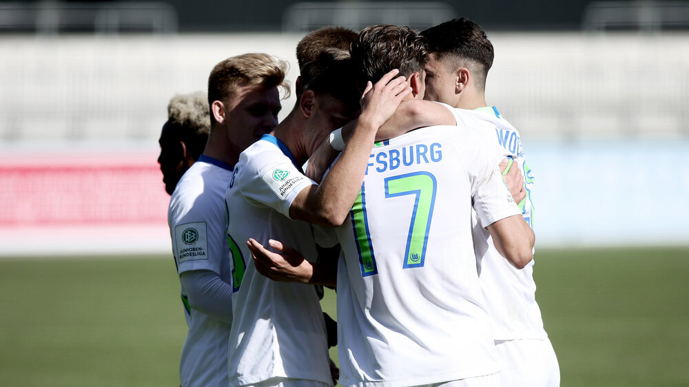 Die Spieler der U19 des VfL Wolfsburg bejubeln den Sieg.