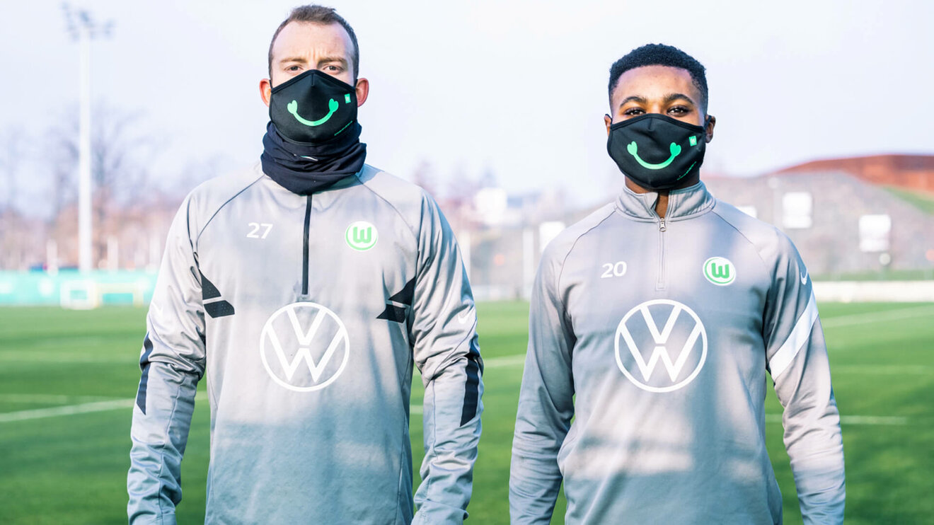 Arnold und Baku mit VfL-Wolfsburg Masken.