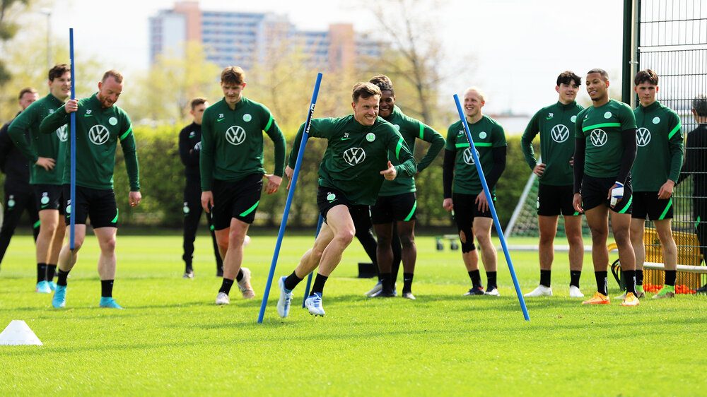 Die Spieler des VfL Wolfsburg trainieren auf dem Platz.