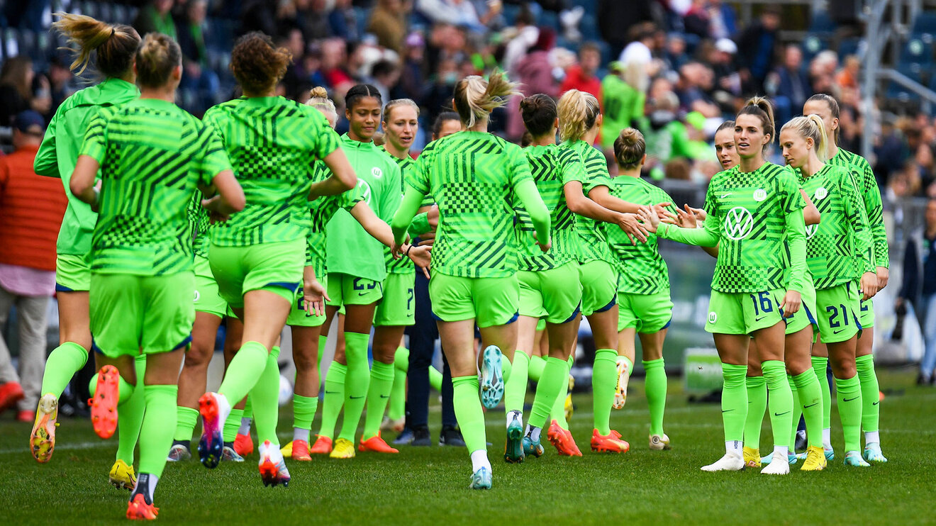Die VfL-Wolfsburg-Frauen klatschen sich vor dem Spiel ab.