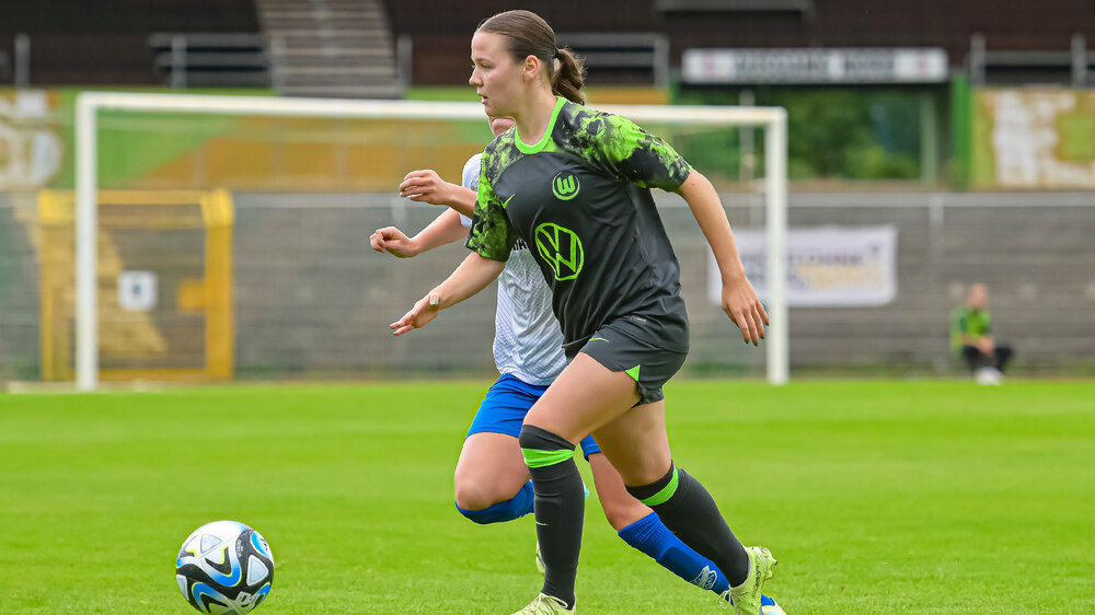 Spielerin der U20 Frauen des VfL Wolfsburg im Zweikampf mit einer Gegenspielerin.