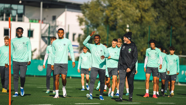 Die Mannschaft des VfL Wolfsburg geht nach dem Training in die Kabinen.