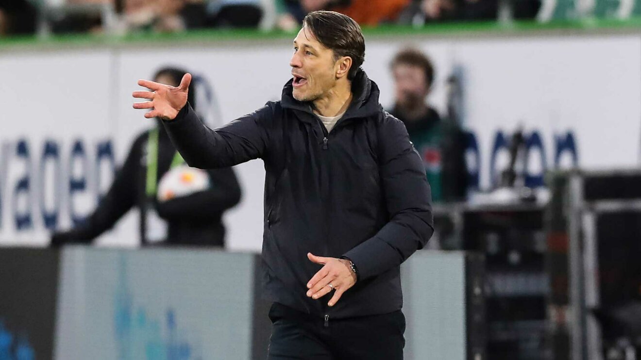 VfL-Wolfsburg Trainer Kovac gestikuliert an der Seitenlinie im Spiel gegen den SC Freiburg.